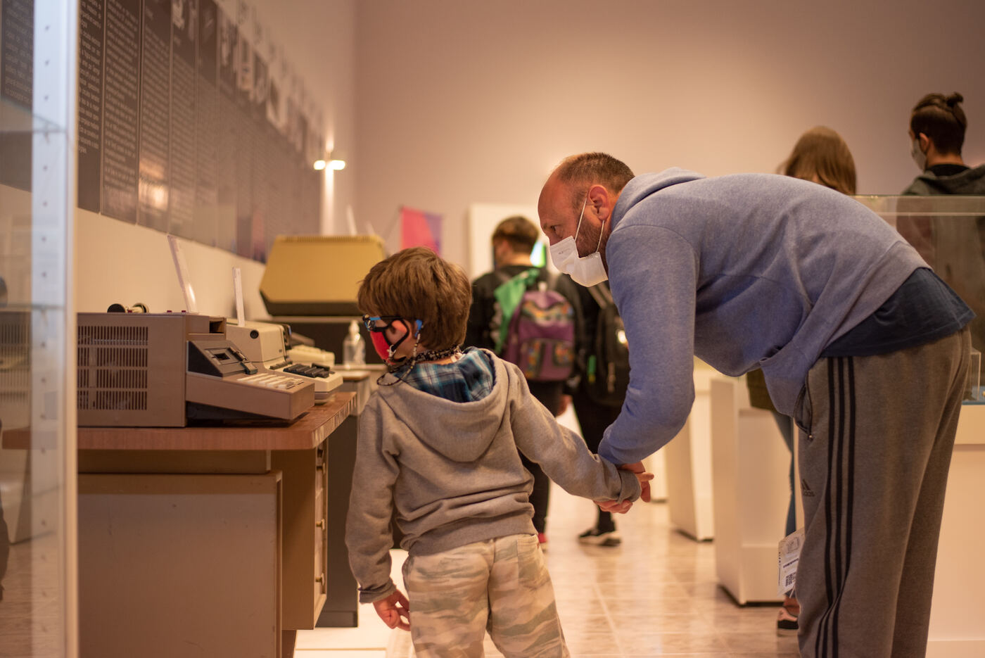 Una familia recorriendo el museo